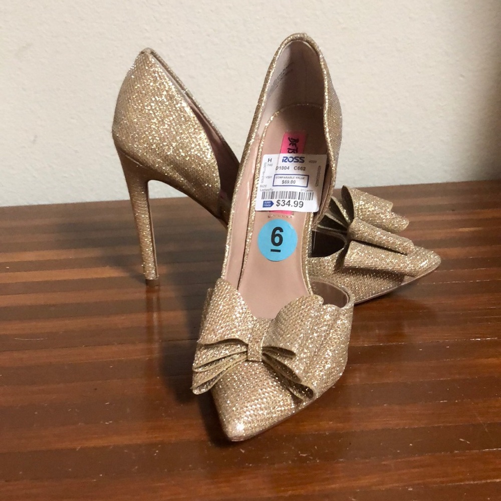 Brand New Betsy Johnson Size 6 Gold Bow Heels